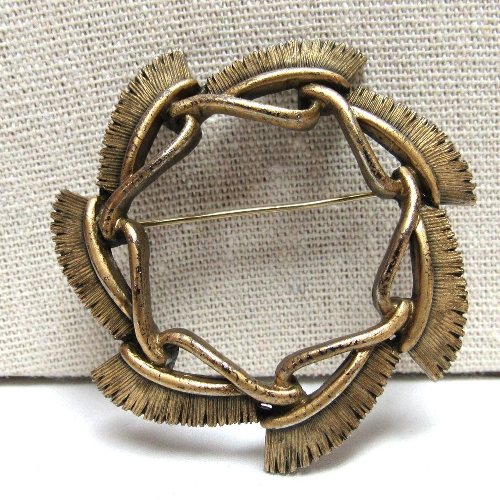 TORTOLANI Vintage Circle PIN BROOCH Gold Tone 1960s MCM Waves Costume Jewelry